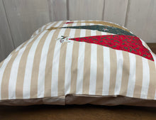 Lade das Bild in den Galerie-Viewer, 1x Weihnachtliche Landhausstil Kissenhülle * Kissenbezug * Dekokissen * beige weiß gestreift