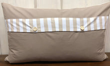 Cargar imagen en el visor de la galería, Maritime Kissenhülle, Landhausstil Kissenbezug * Heimathafen * Beige/weiß 30x50cm.