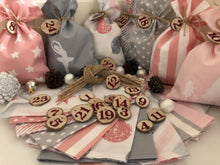 Lade das Bild in den Galerie-Viewer, Adventskalender,Landhausstil Adventskalender zum Befüllen, 24 Säckchen zum Advent , Adventskalender Zahlen aus Holz, rosa /grau