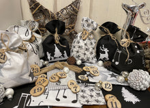 Lade das Bild in den Galerie-Viewer, Adventskalender,Landhausstil Adventskalender zum Befüllen, 24 Säckchen zum Advent , Adventskalender Zahlen aus Holz, schwarz /weiß/grau
