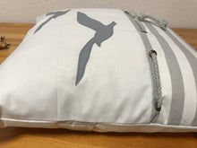 Lade das Bild in den Galerie-Viewer, Maritime Kissenhülle, Kissenbezug, Landhausstil Kissen * Möwen * weiß/grau