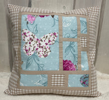 Carregar imagem no visualizador da galeria, Patchwork Kissenhülle, Landhausstil Kissenbezug, blau / beige 40x40cm.
