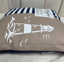 Carregar imagem no visualizador da galeria, Maritimer Kissenbezug personalisiert mit den Koordinaten von deinem Zuhause * Heimathafen … * blau/weiß/beige
