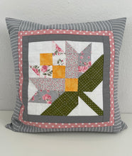 Charger l'image dans la galerie, Patchwork Kissenhülle, Landhausstil Kissenbezug, grau/rosa/grün 40x40cm
