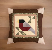 Lade das Bild in den Galerie-Viewer, Patchwork Kissenhülle, Landhausstil Kissenbezug, * Vogel *braun/rot/grau 40x40cm
