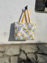 Загрузить изображение в средство просмотра галереи, Große Handgefertigte Strandtasche Lemon aus sommerlicher, wasserabweisender Aussenstoff mit Zitronen der an Italien erinnert.

