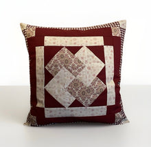 Load image into Gallery viewer, Patchwork Kissenhülle, Landhausstil Kissenbezug, beige/weinrot
