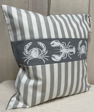Lade das Bild in den Galerie-Viewer, Maritime Kissenhülle, Kissenbezug, Landhausstil Kissen, Dekokissen Krebse grau/weiß
