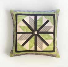 Lade das Bild in den Galerie-Viewer, Patchwork Kissenhülle, Landhausstil Kissenbezug, grau/weiß/grün 40x40cm
