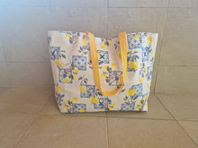 Загрузить изображение в средство просмотра галереи, Große Handgefertigte Strandtasche Lemon aus sommerlicher, wasserabweisender Aussenstoff mit Zitronen der an Italien erinnert.
