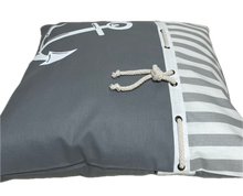 Lade das Bild in den Galerie-Viewer, Maritime Kissenhülle, Kissenbezug, Landhausstil Kissen, Dekokissen Anker grau/weiß
