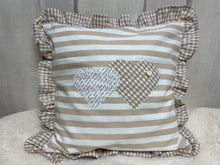 Cargar imagen en el visor de la galería, 1x Landhausstil Kissenhülle * Kissenbezug mit Rüschen  * Dekokissen * Herzen * beige/weiß
