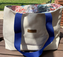 Загрузить изображение в средство просмотра галереи, Handgefertigte Strandtasche in beige, mit einem sehr schönen Innenstoff Meeresuntergrund
