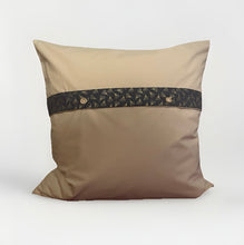 Carregar imagem no visualizador da galeria, Patchwork Kissenhülle, Landhausstil Kissenbezug, grau/beige  50x50cm
