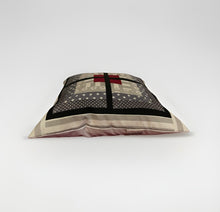 Carregar imagem no visualizador da galeria, Patchwork Kissenhülle, Landhausstil Kissenbezug, grau/ rot/ weiß 40x40cm
