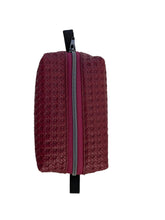 Cargar imagen en el visor de la galería, Handgefertigte Kosmetiktasche (Boxie Bag) aus optisch geflochtenem Kunstleder in Bordeauxrot
