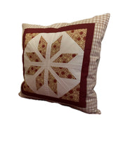 Carregar imagem no visualizador da galeria, Patchwork Kissenhülle, Landhausstil Kissenbezug, beige /rot/ weiß 40x40cm
