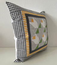 Lade das Bild in den Galerie-Viewer, Patchwork Kissenhülle, Landhausstil Kissenbezug, grau/gelb/grün/weiß 40x40cm
