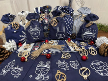 Lade das Bild in den Galerie-Viewer, Adventskalender für Kinder, Landhausstil Adventskalender zum Befüllen, 24 Säckchen zum Advent , Adventskalender Zahlen aus Holz, blau /weiß
