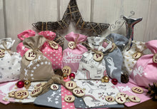 Lade das Bild in den Galerie-Viewer, Adventskalender,Landhausstil Adventskalender zum Befüllen, 24 Säckchen zum Advent , Adventskalender Zahlen aus Holz, rosa /beige/weiß/grau
