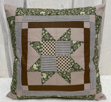 Carregar imagem no visualizador da galeria, Patchwork Kissenhülle, Landhausstil Kissenbezug, braun / beige /grün 40x40cm.

