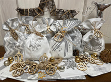 Lade das Bild in den Galerie-Viewer, Adventskalender,Landhausstil Adventskalender zum befüllen, 24 Säckchen zum Advent, Adventskalender Zahlen aus Holz, grau/weiß
