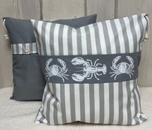 Lade das Bild in den Galerie-Viewer, Maritime Kissenhülle, Kissenbezug, Landhausstil Kissen, Dekokissen Krebse grau/weiß
