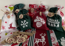 Lade das Bild in den Galerie-Viewer, Adventskalender,Landhausstil Adventskalender zum befüllen , 24 Säckchen zum Advent , Adventskalender Zahlen aus Holz, grün/rot/weiß
