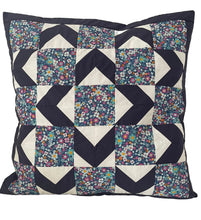 Cargar imagen en el visor de la galería, Patchwork Kissenhülle, Landhausstil Kissenbezug, blau/weiß 50x50cm.
