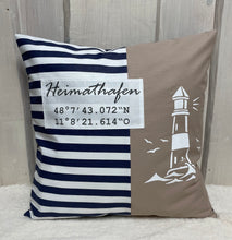 Carregar imagem no visualizador da galeria, Maritimer Kissenbezug personalisiert mit den Koordinaten von deinem Zuhause * Heimathafen … * blau/weiß/beige
