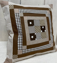 Carregar imagem no visualizador da galeria, Patchwork Kissenhülle, Landhausstil Kissenbezug, beige /braun 40x40cm.
