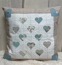 Carregar imagem no visualizador da galeria, Patchwork Kissenhülle, Landhausstil Kissenbezug, mint/beige/weiß 40x40cm.
