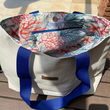 Загрузить изображение в средство просмотра галереи, Handgefertigte Strandtasche in beige, mit einem sehr schönen Innenstoff Meeresuntergrund
