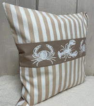 Lade das Bild in den Galerie-Viewer, Maritime Kissenhülle, Kissenbezug, Landhausstil Kissen, Dekokissen * Krebse * beige/weiß
