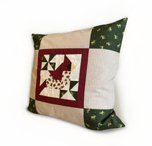 Lade das Bild in den Galerie-Viewer, Patchwork Kissenhülle, Landhausstil Kissenbezug,Vogel, beige/rot/grün/braun
