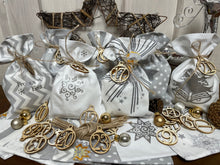 Lade das Bild in den Galerie-Viewer, Adventskalender,Landhausstil Adventskalender zum befüllen, 24 Säckchen zum Advent, Adventskalender Zahlen aus Holz, grau/weiß
