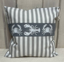 Lade das Bild in den Galerie-Viewer, Maritime Kissenhülle, Kissenbezug, Landhausstil Kissen, Dekokissen Krebse grau/weiß
