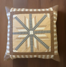 Lade das Bild in den Galerie-Viewer, Patchwork Kissenhülle, Landhausstil Kissenbezug, beige/weiß/grau 40x40cm
