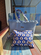 Load image into Gallery viewer, Handgefertigte Strandtasche in blau, mit einem sehr schönen Innenstoff 50x38x18cm
