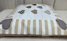 Carregar imagem no visualizador da galeria, Patchwork Kissenhülle, Landhausstil Kissenbezug, beige /weiß 40x40cm.
