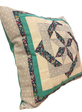 Carregar imagem no visualizador da galeria, Patchwork Kissenhülle, Landhausstil Kissenbezug, türkis/weiß/blau 50x50cm
