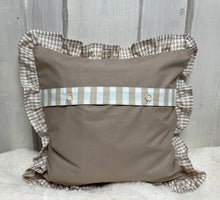 Cargar imagen en el visor de la galería, 1x Landhausstil Kissenhülle * Kissenbezug mit Rüschen  * Dekokissen * Herzen * beige/weiß
