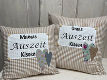 Lade das Bild in den Galerie-Viewer, Landhausstil Kissenhülle * Kissenbezug * Dekokissen „Omas Auszeit Kissen“ beige/weiß kariert
