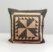 Carregar imagem no visualizador da galeria, Patchwork Kissenhülle, Landhausstil Kissenbezug, grau/beige  50x50cm
