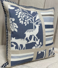 Carregar imagem no visualizador da galeria, Patchwork Kissenhülle, Landhausstil Kissenbezug, blau / creme 40x40cm.
