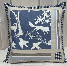 Carregar imagem no visualizador da galeria, Patchwork Kissenhülle, Landhausstil Kissenbezug, blau / creme 40x40cm.
