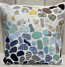 Carregar imagem no visualizador da galeria, Patchwork Kissenhülle, Seeglas Landhausstil Kissenbezug, blau / beige / weiß 40x40cm.
