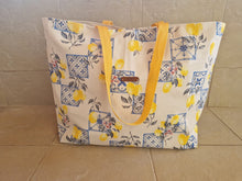 Загрузить изображение в средство просмотра галереи, Große Handgefertigte Strandtasche Lemon aus sommerlicher, wasserabweisender Aussenstoff mit Zitronen der an Italien erinnert.
