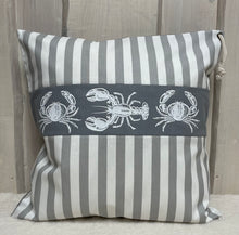 Lade das Bild in den Galerie-Viewer, Maritime Kissenhülle, Kissenbezug, Landhausstil Kissen, Dekokissen Krebse grau/weiß
