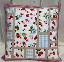 Carregar imagem no visualizador da galeria, Patchwork Kissenhülle, Landhausstil Kissenbezug * rot/beige/blau 40x40cm.
